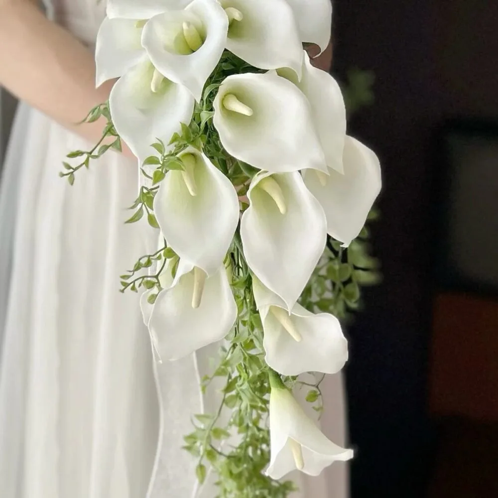 Bouquet mariage retombant Callas, par Les fleurs de Célony, fleuriste à Aix-en-Provence