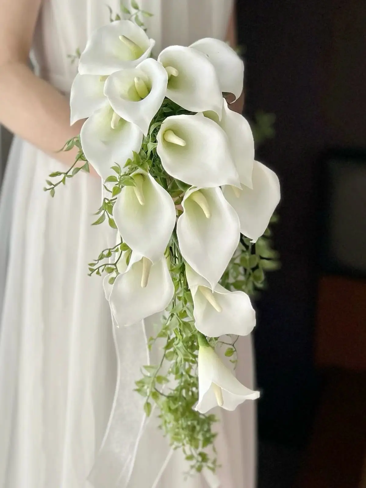 Bouquet mariage retombant Callas, par Les fleurs de Célony, fleuriste à Aix-en-Provence