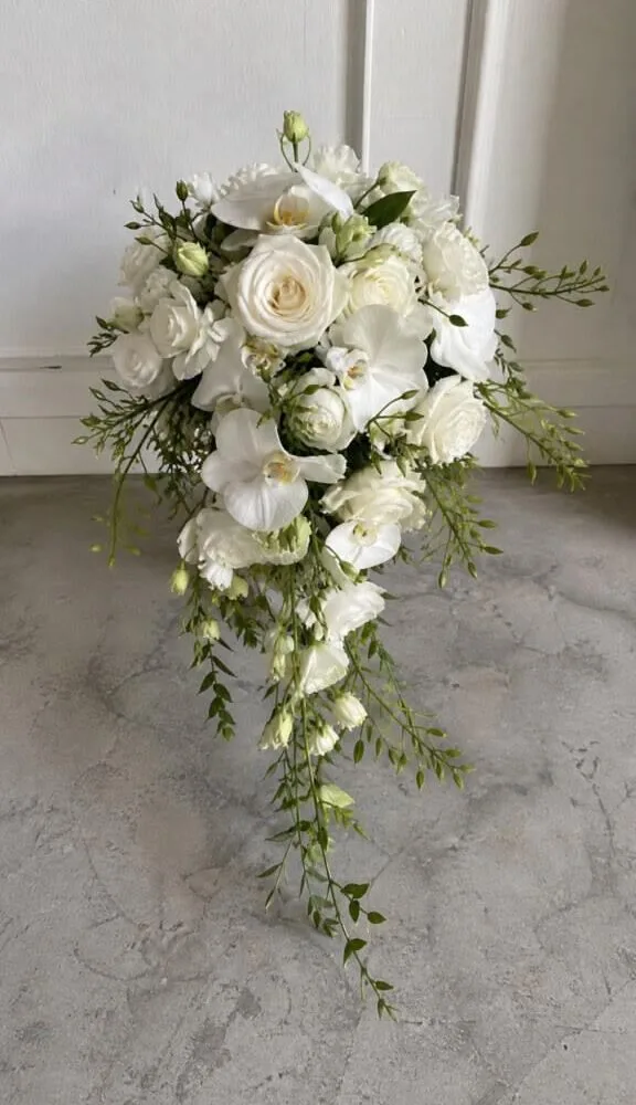 BOUQUET Retombant blanc, par Les fleurs de Célony, fleuriste à Aix-en-Provence