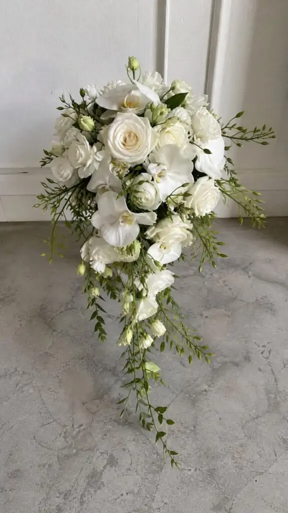 BOUQUET Retombant blanc, par Les fleurs de Célony, fleuriste à Aix-en-Provence