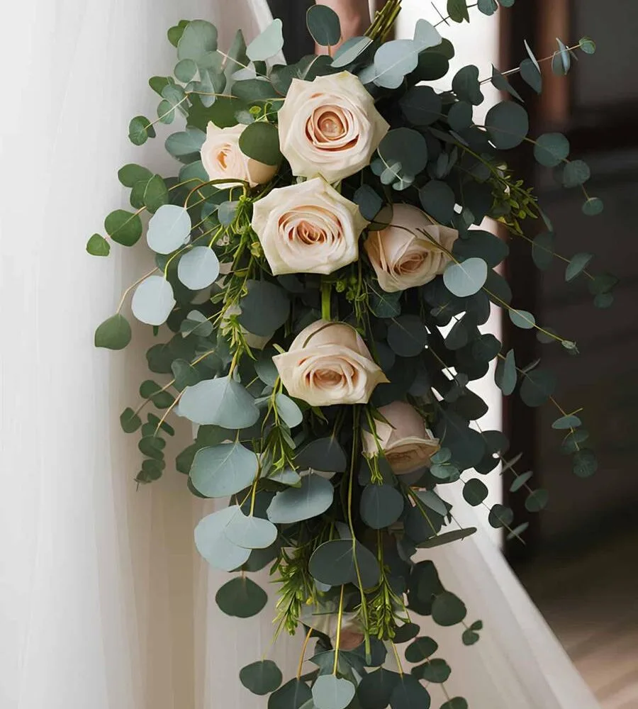 Bouquet retombant Rose, par Les fleurs de Célony, fleuriste à Aix-en-Provence