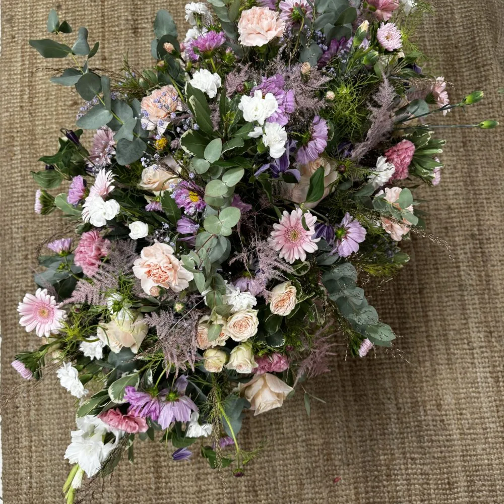 Dessus de cercueil champêtre, par Chez les fleuristes, fleuriste à Villeneuve-lès-Béziers