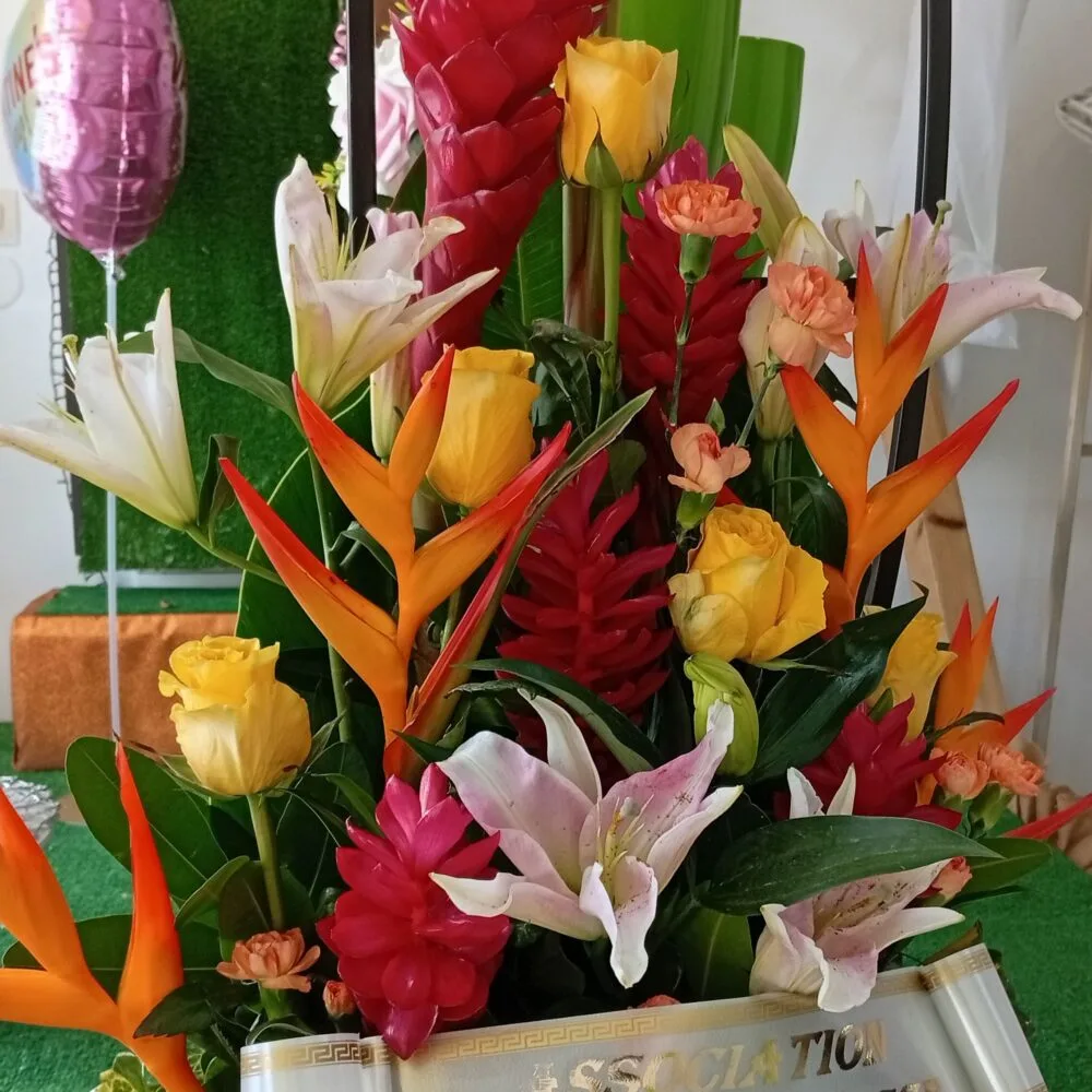 Devant de tombe, par Fragrance tropicale, fleuriste à Capesterre-Belle-Eau