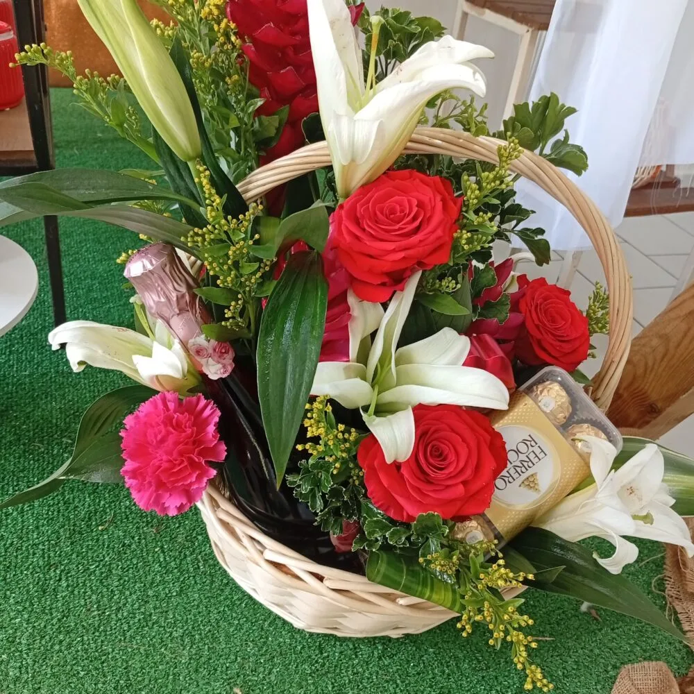 Panier anniversaire, par Fragrance tropicale, fleuriste à Capesterre-Belle-Eau
