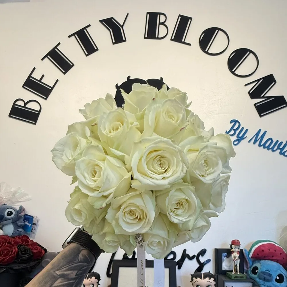 White roses Bride, par Betty Bloom Flowers, fleuriste à Schaerbeek