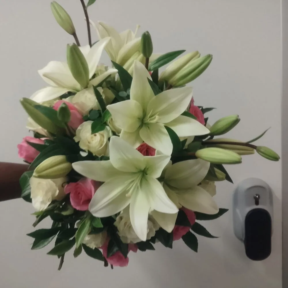 Bouquet duo de lys et roses, par Arum Flowers, fleuriste à Saint-André