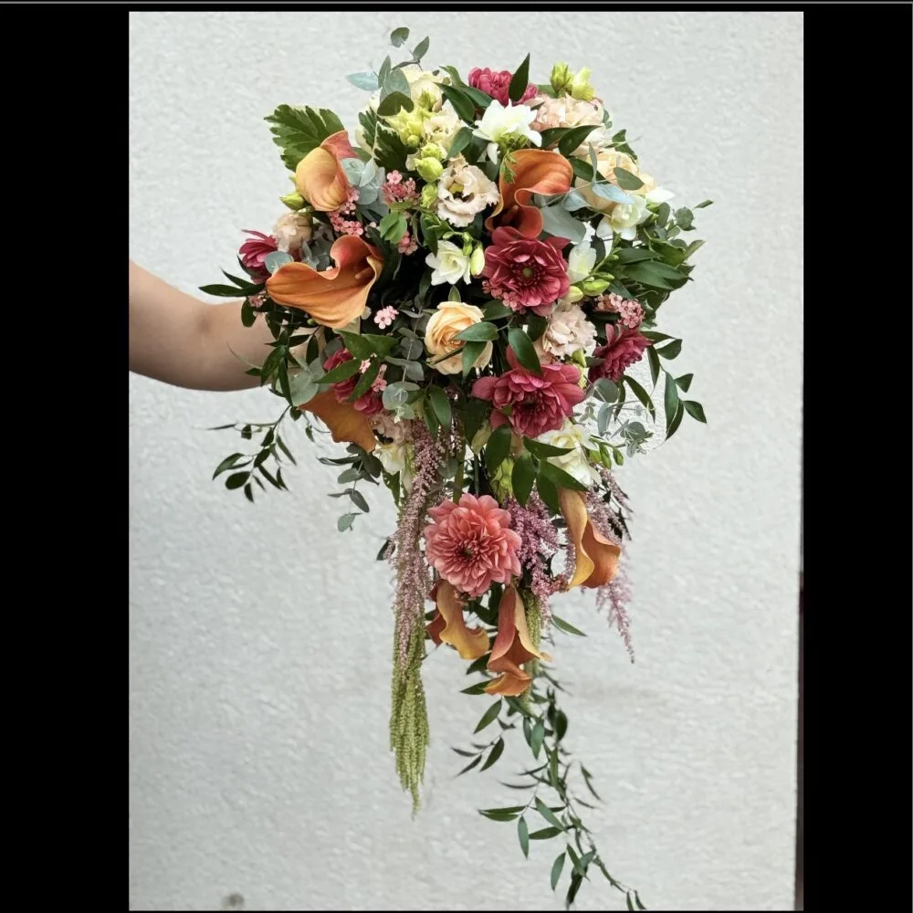 Bouquet cascade, par Les fleurs de Célony, fleuriste à Aix-en-Provence