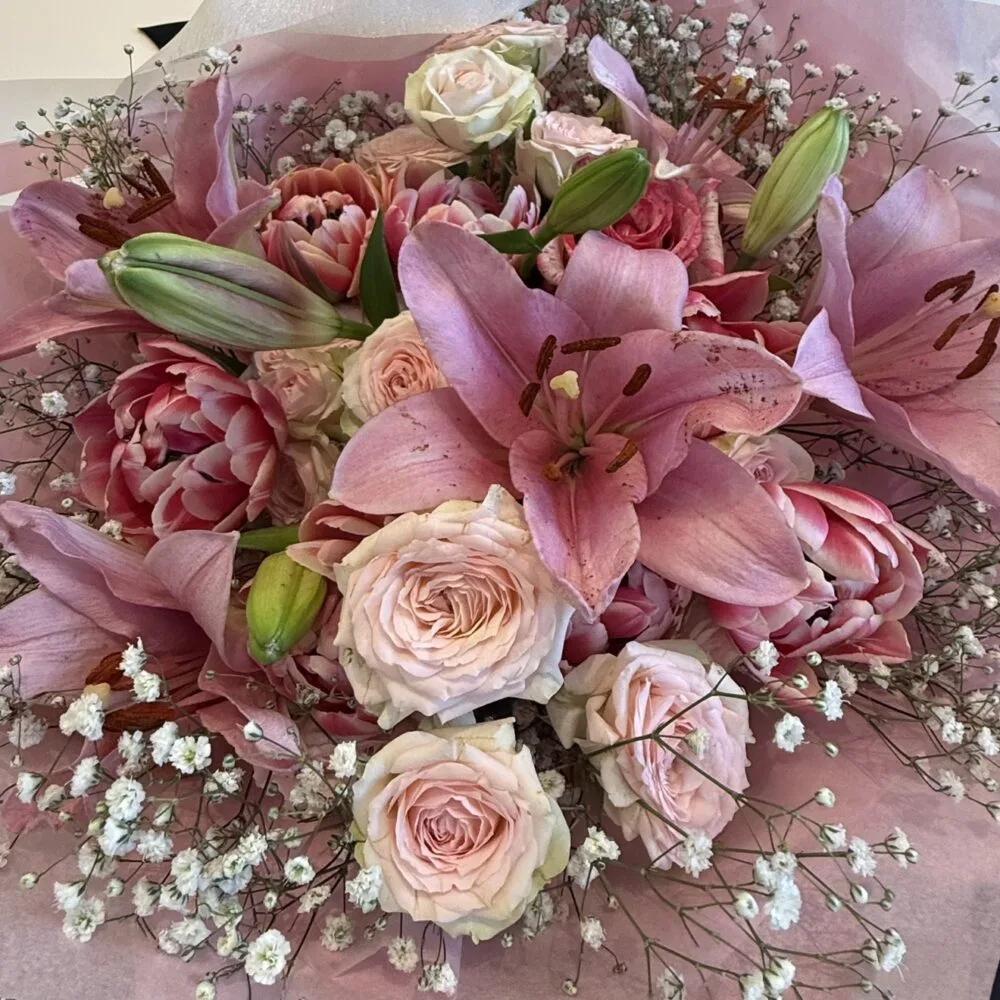 Bouquet Mix Tulips, Roses Grapes and Lyly’s, par Betty Bloom Flowers, fleuriste à Schaerbeek