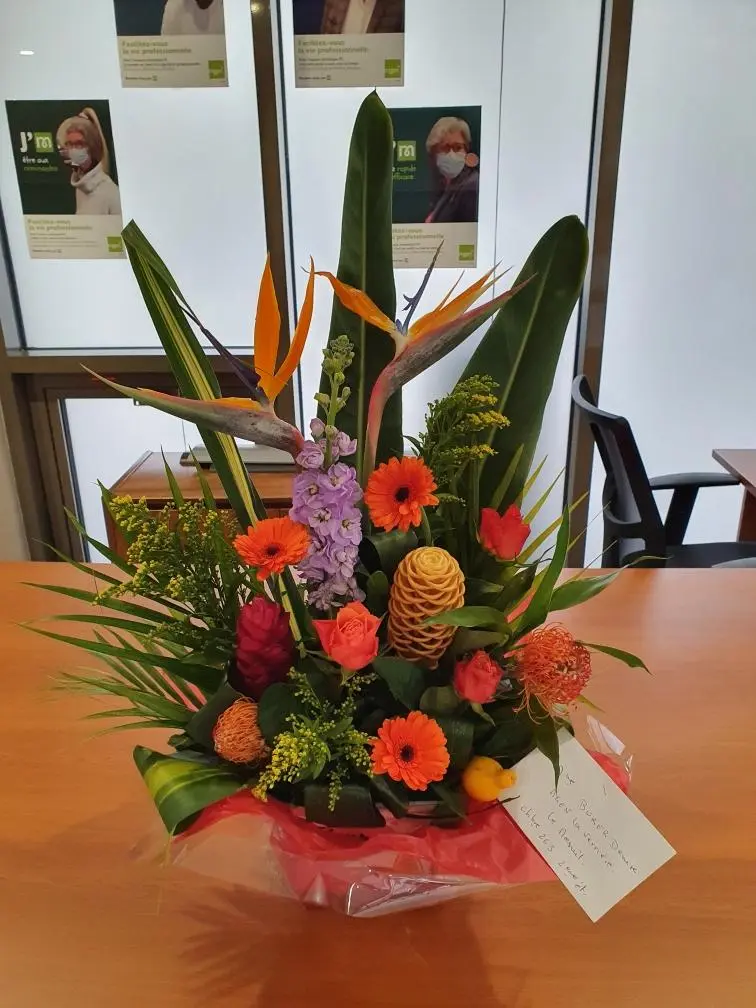 compo piquée avec fleurs exotique, par Steph Fleurs et Nature, fleuriste à Coignières