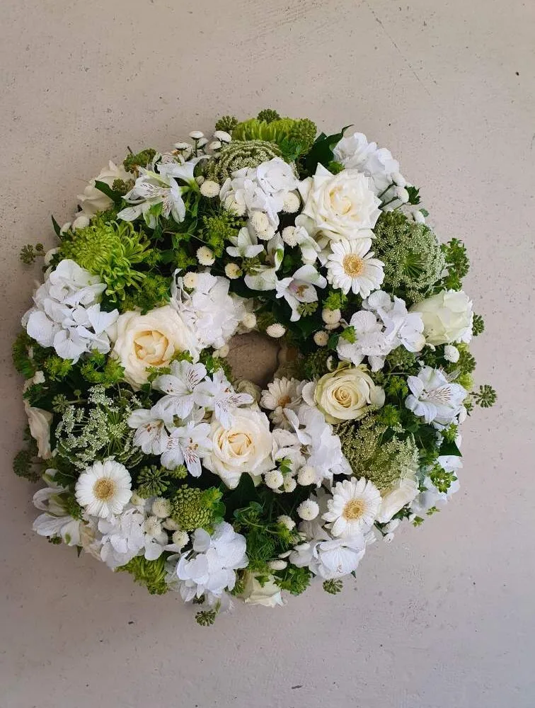 couronne deuil blanc et vert, par Steph Fleurs et Nature, fleuriste à Coignières